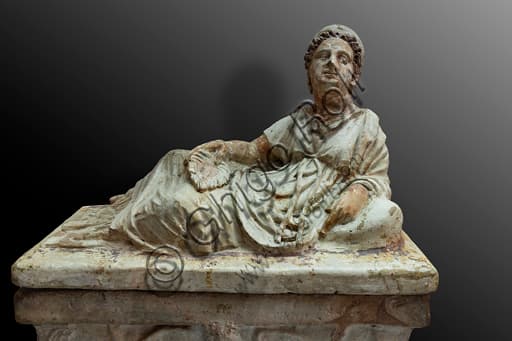 Urna cineraria etrusca in terracotta, Museo Faina Orvieto, dettaglio del coperchio con defunto