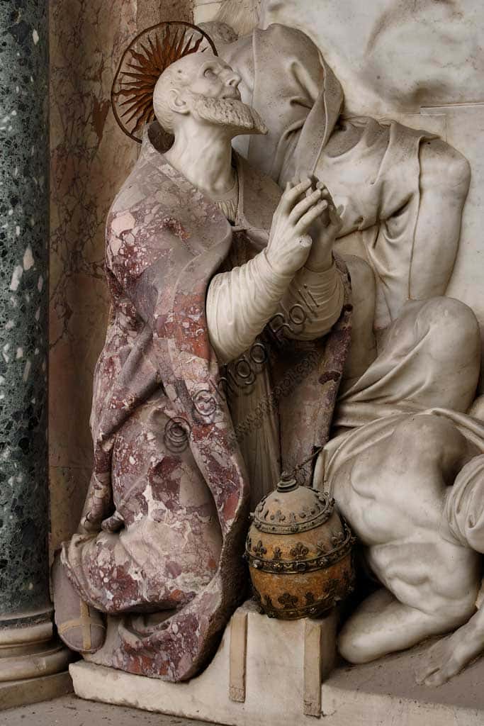 Altrorilievo della Resurrezione e Pio V nella Basilica di Santa Croce