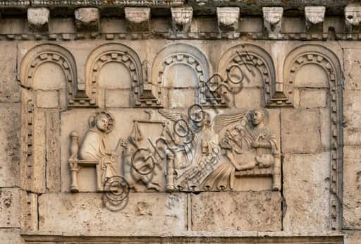 Bassorilievo 'Morte del Giusto' nella facciata romanica di San Pietro a Spoleto