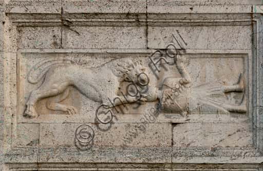 Bassorilievo romanico 'Guerriero attaccato da un leone', Chiesa di San Pietro Spoleto