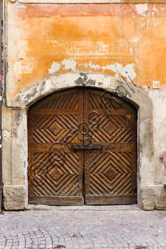 Antique Wooden Door in Bormio: Construction and Historical Analysis
