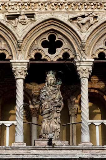 Loggetta della Cattedrale di Ferrara: Bifore e Madonna di Cristoforo da Firenze