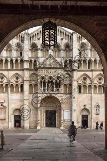 Cattedrale di San Giorgio a Ferrara: Architettura Romanica dal Vòlto del Cavallo