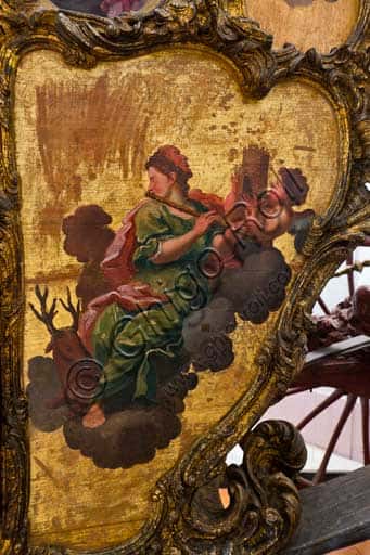 Dettaglio Decorativo della Carrozza d'Oro: Figura Femminile e Putto