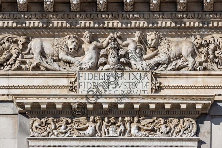 Facciata in Marmo Botticino di Palazzo della Loggia, Brescia