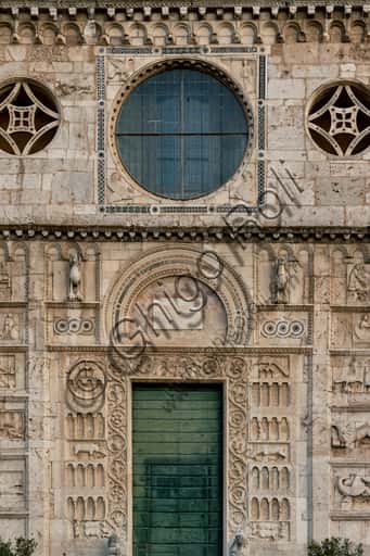 Facciata Romanica di San Pietro a Spoleto: Oculo e Portale Maggiore