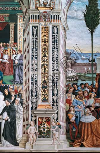 Pilastro con stemma Piccolomini e tiara pontificia nella Libreria Piccolomini