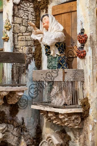 Statuina di Donna al Balcone: Dettaglio del Presepe Siciliano di Ivano Vecchio ad Assisi