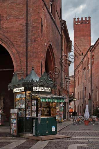 Historic Newspaper Kiosk in Cremona's Piazza del Comune: Urban Heritage