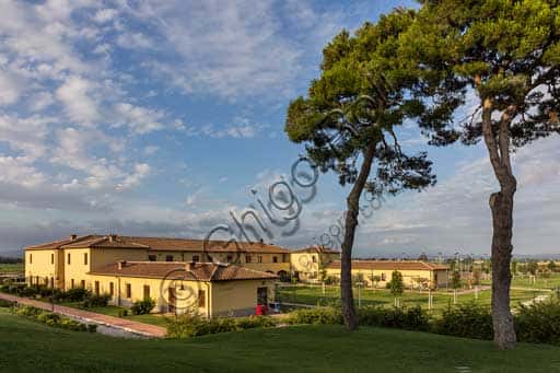 Architettura del Poggio all'Agnello: Edificio del Villaggio Turistico in Toscana