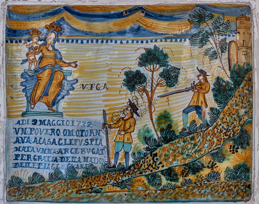 Ex-voto 'Madonna con Bambino e uomo colpito da archibugio', maiolica di Deruta, 1732