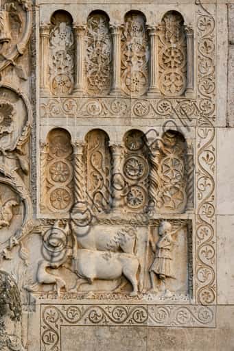Facciata Chiesa San Pietro Spoleto: Archetti Romanici con Fiori e Animali
