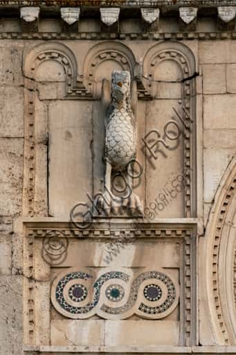 Facciata romanica della Chiesa di San Pietro a Spoleto: aquila e decorazioni cosmatesche