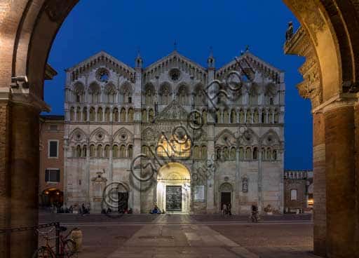Cattedrale di San Giorgio a Ferrara: Veduta Serale da Vòlto del Cavallo