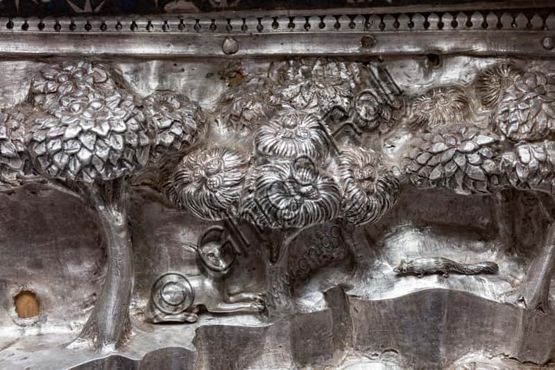 Formella d'argento 'San Giovanni battezza le folle' con animali e alberi