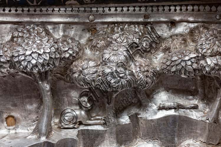 Formella d'argento 'San Giovanni battezza le folle' con animali e alberi