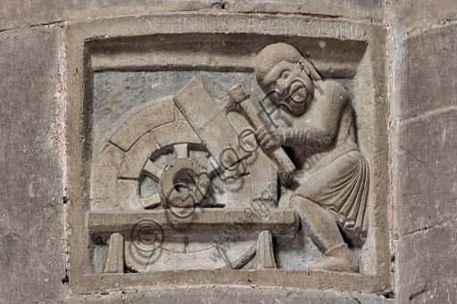 Formella dei Carrettieri nel Duomo di Piacenza: Storia e Simbolismo