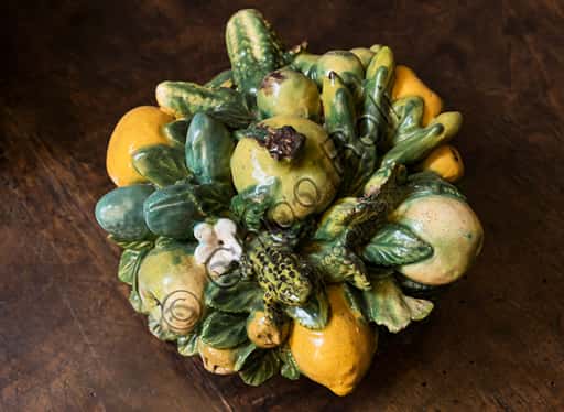 Canestro con fiori e frutta di Giovanni della Robbia: terracotta invetriata rinascimentale