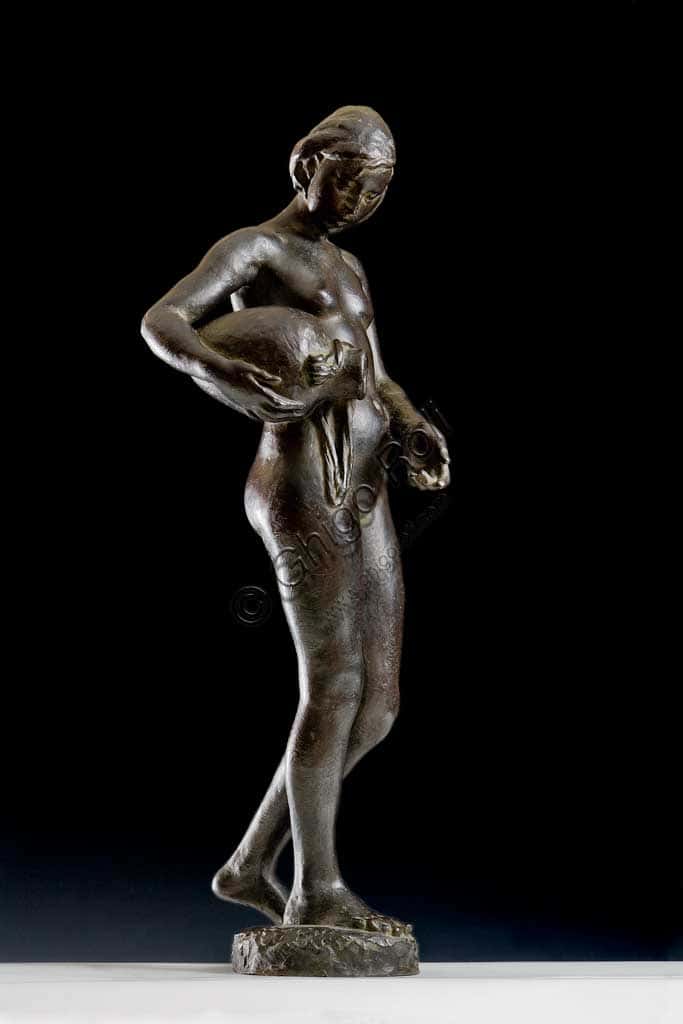 Giuseppe Graziosi's L'acquoiola: Bronze Sculpture Analysis