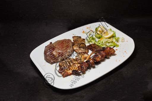 Grigliata Mista di Carne: Tecnica, Selezione e Consigli di Cottura