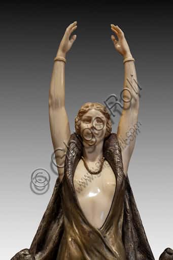 "Isadora Duncan and two bears" Statuette by Guiraud Rivière | Detail