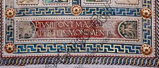 Iscrizione Dedicatoria di Pinturicchio nel Soffitto della Libreria Piccolomini