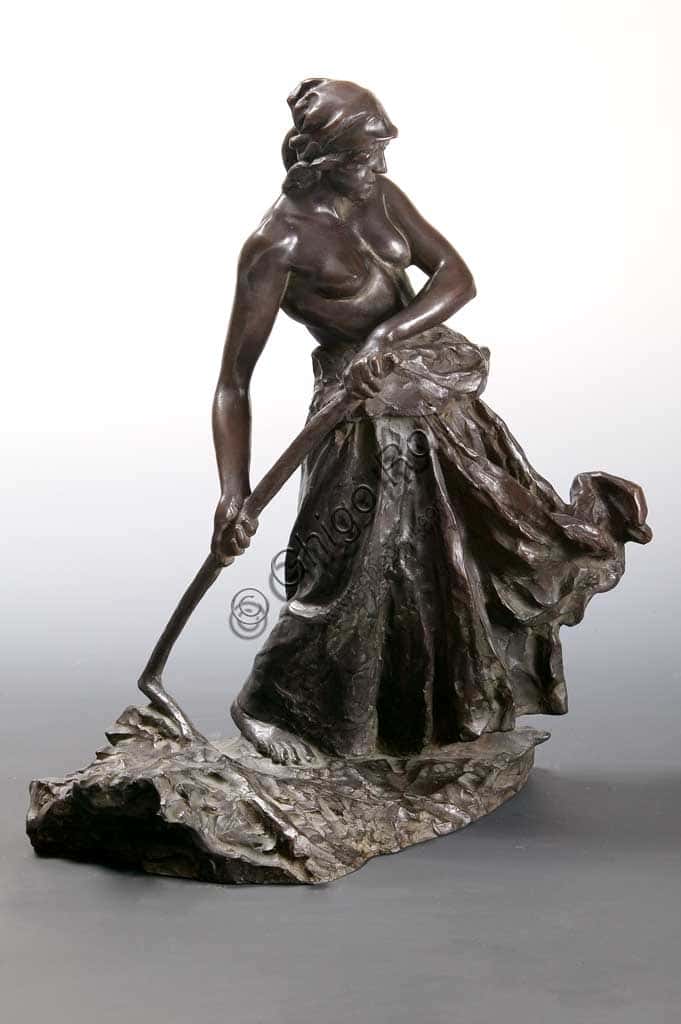 Woman beating the Wheat: Bronze statue by Giuseppe Graziosi