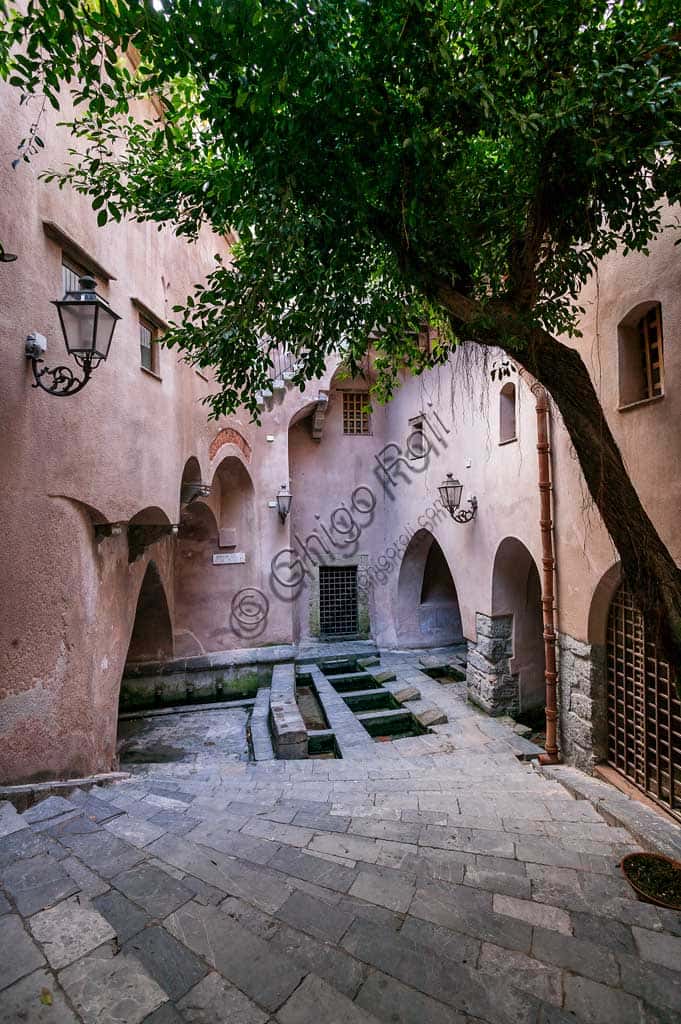 Medieval Wash-house in Cefalù: Architecture of the Historic Laundry