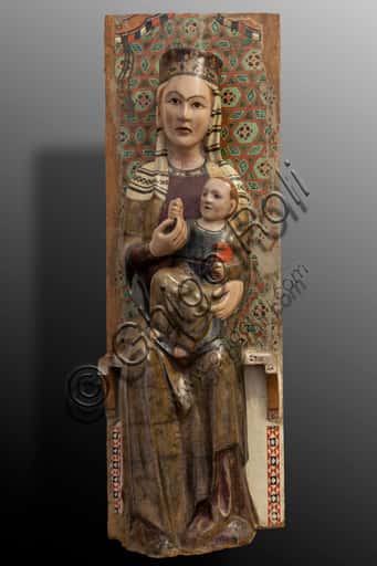 Madonna con Bambino: Scultura Lignea del XIV Secolo a Spoleto