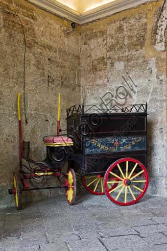 Palazzo dei Normanni: Androne di Ingresso con Carrozza al Cortile Maqueda