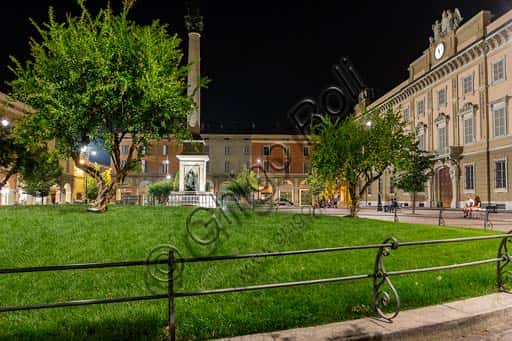 Palazzo Vescovile di Piacenza: Veduta Notturna e Giardini Illuminati