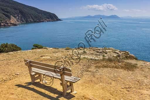 Panchina sulla Costa del Promontorio di Piombino e Vista Isola d'Elba