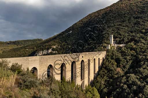 Ponte delle Torri di Spoleto: Monumento Medievale su Acquedotto Romano