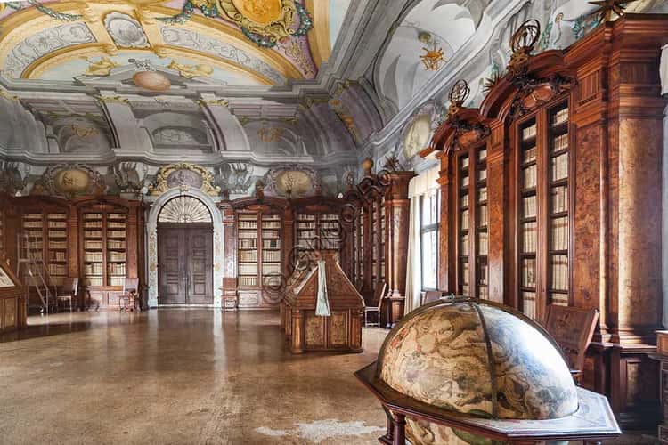Pontificia Biblioteca Antoniana: Salone con Mappamondo e Librerie Antiche