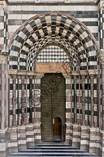 Left Doorway of Genoa Cathedral: Architectural Detail & Analysis