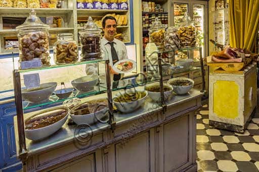 Olio & Convivium Firenze: Ristorante con Banco delle Olive e Prodotti Tipici