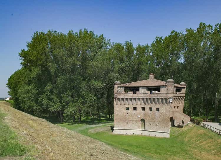 Rocca Possente a Bondeno: Torre Difensiva dell'XI Secolo sul Delta del Po