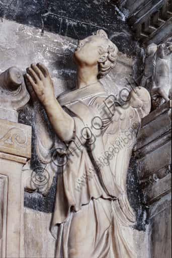 Angelo di destra del Monumento Funerario Bandini nella Libreria Piccolomini