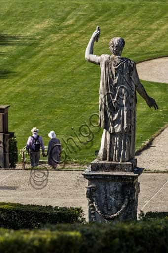 Statua Romana di Demetra ai Giardini di Boboli: Guida alla Scultura