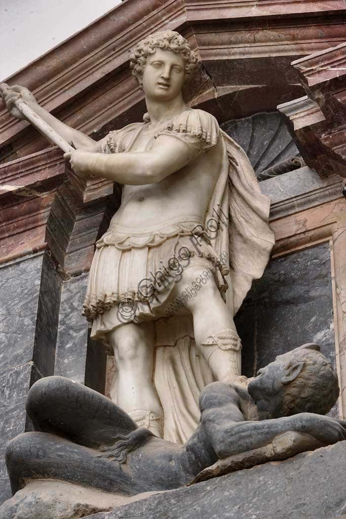 Statua di San Michele che abbatte il demonio, Mausoleo di Pio V