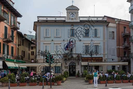Caffè Bolongaro: Pasticceria Storica in Piazza del Municipio a Stresa