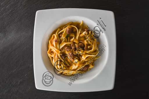Tagliatelle alla Bolognese: Traditional Recipe and Authentic Pasta Dish