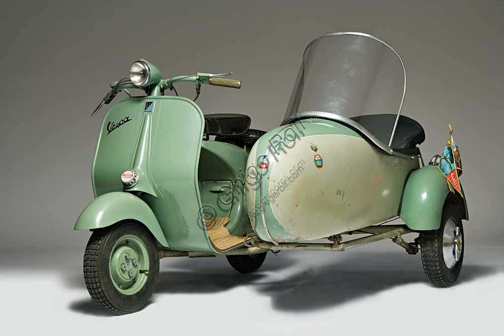 Vespa 125 U Sidecar 1953: Raro Esemplare di Scooter Classico Piaggio