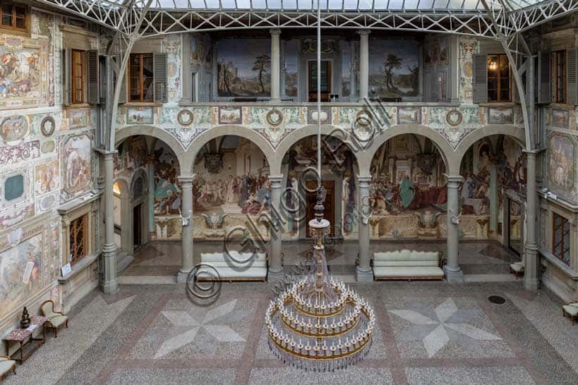 Villa Medicea La Petraia: Cortile Centrale e Affreschi a Firenze