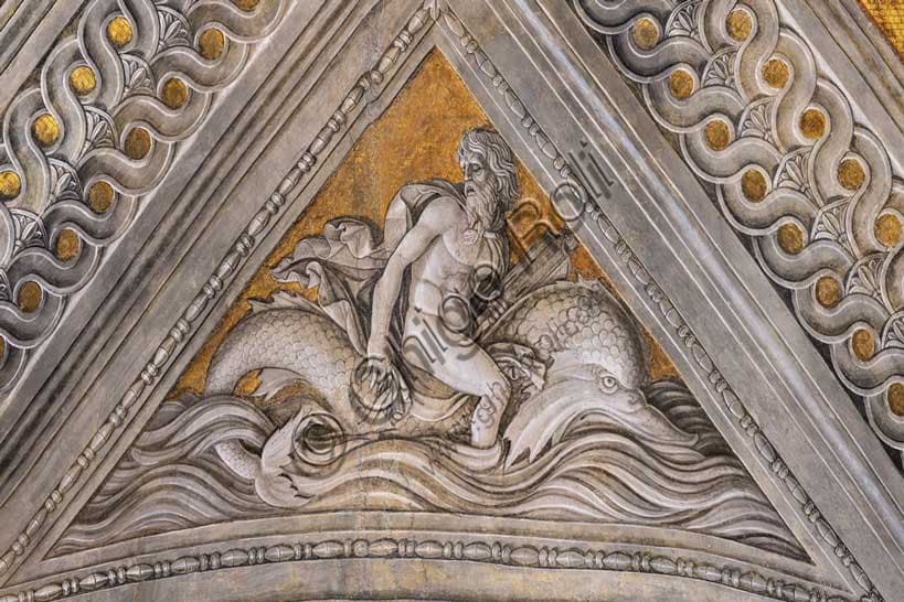 Dettaglio affresco: Arione salvato dal delfino, pennacchio finto bassorilievo di Andrea Mantegna, Camera Picta, Palazzo Ducale Mantova