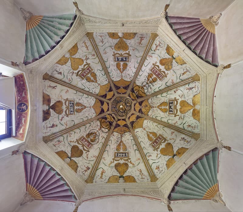 Dettaglio degli affreschi della volta del Camerino delle Grottesche a Palazzo Te, Mantova, opera di Giulio Romano.