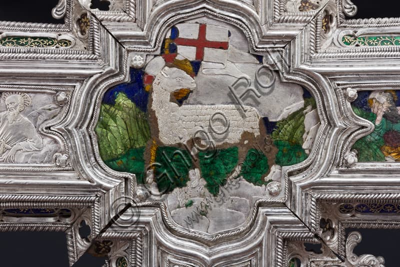 Particolare Agnus Dei sulla Croce d'argento del Tesoro di San Giovanni, Museo dell'Opera del Duomo, Firenze