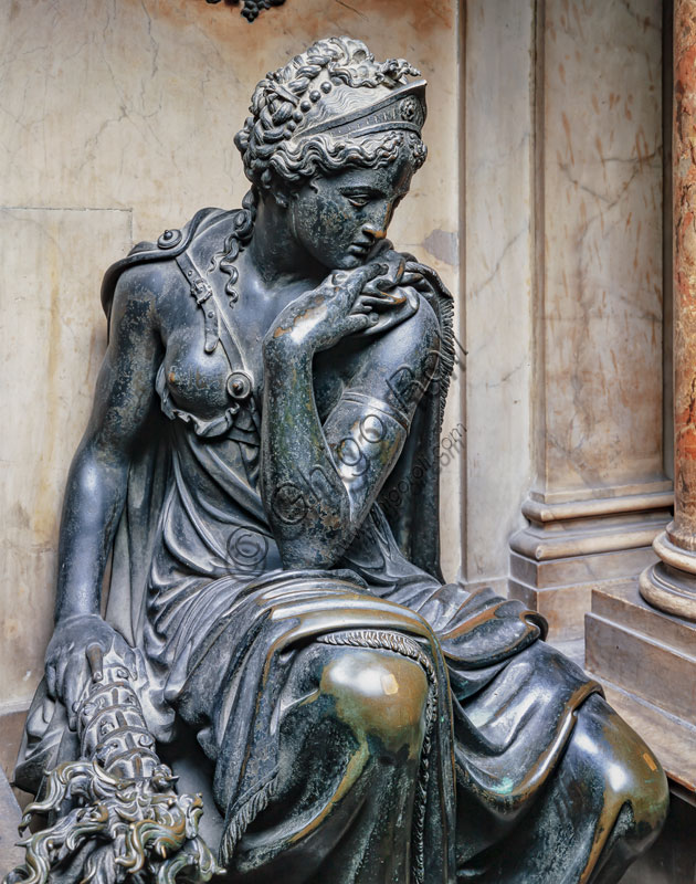 Dettaglio della statua in bronzo Allegoria della Pace di Leone Leoni, Duomo di Milano