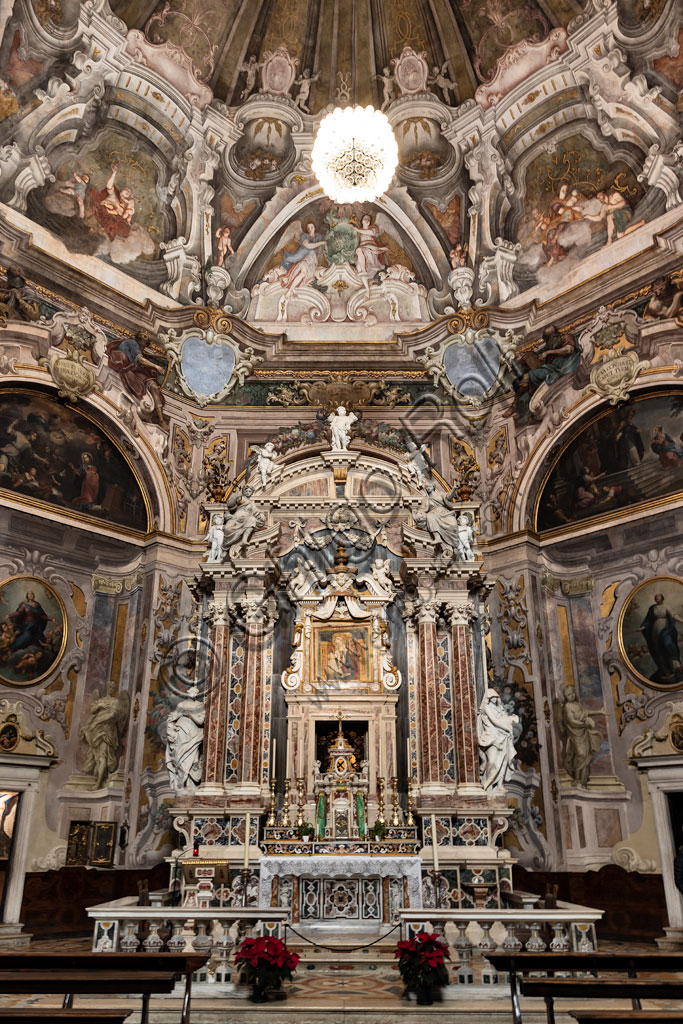 Interno della Chiesa di Santa Maria della Carità a Brescia con vista sull'altare maggiore barocco e la pianta ottagonale