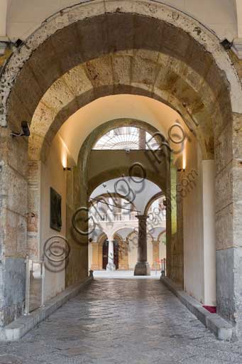Androne di ingresso del Palazzo dei Normanni (Palazzo Reale) a Palermo verso il Cortile Maqueda
